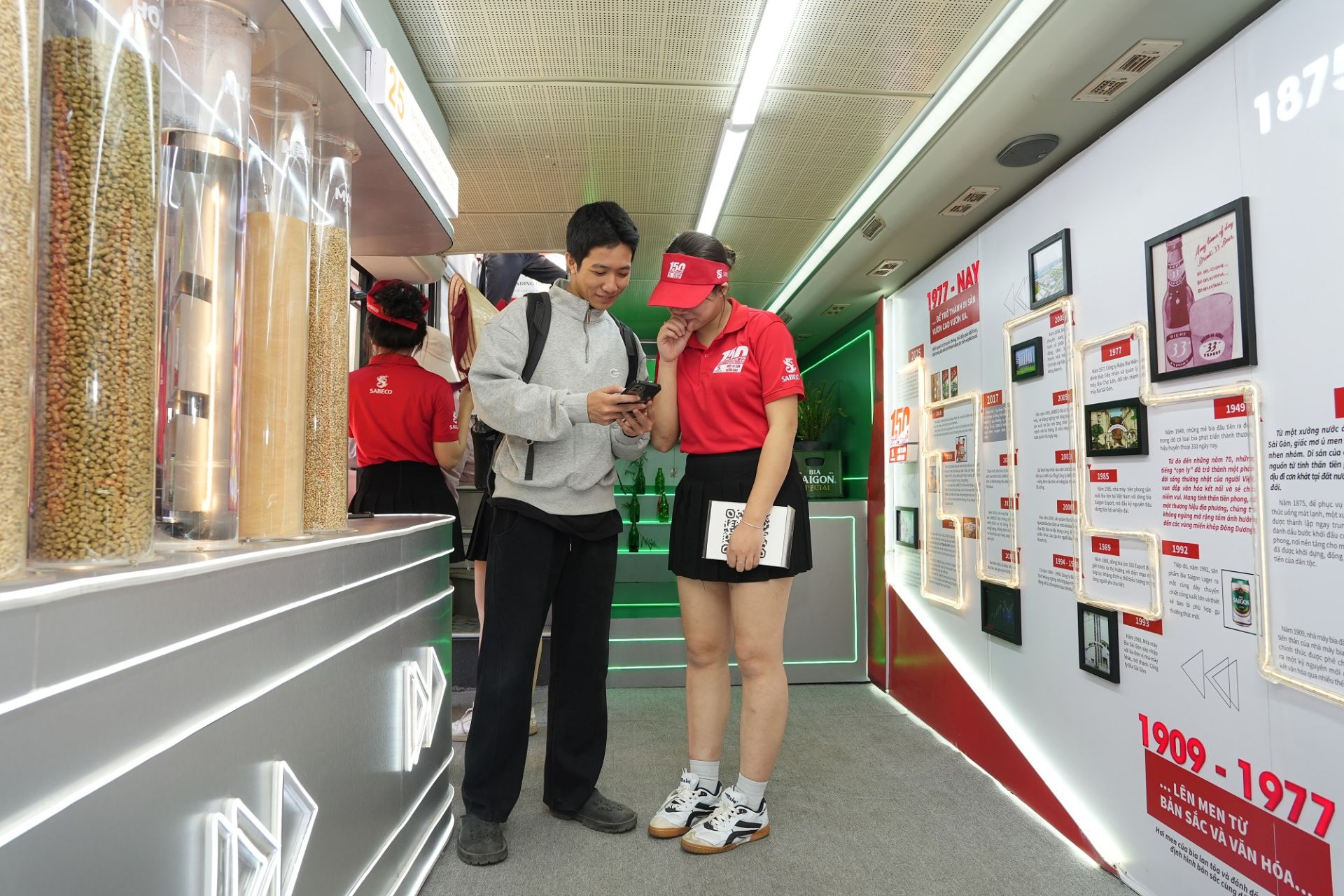 Người dân Hà Nội tương tác các khu vực trưng bày và tìm hiểu về lịch 150 năm phát triển ngành bia Việt Nam cùng SABECO