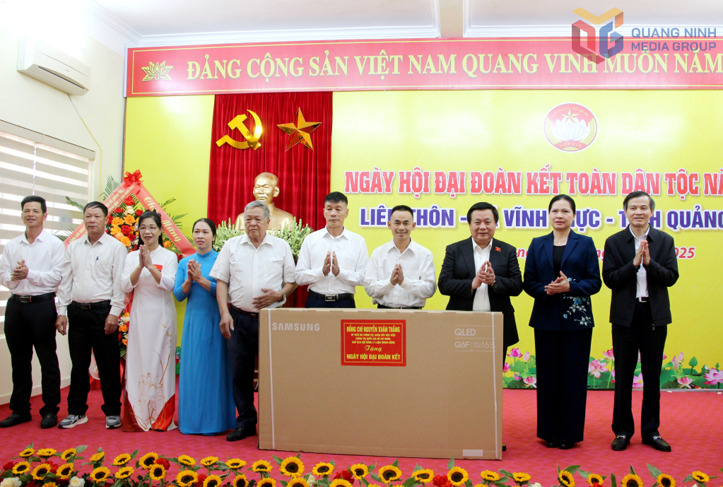 Ông Nguyễn Xuân Thắng, Ủy viên Bộ Chính trị, Giám đốc Học viện Chính trị Quốc gia Hồ Chí Minh, Chủ tịch Hội đồng lý luận Trung ương tặng ti vi cho 7 thôn trên địa bàn xã Vĩnh Thực.