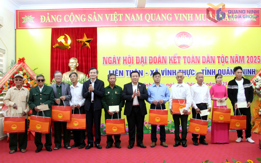 Ông Nguyễn Xuân Thắng, Ủy viên Bộ Chính trị, Giám đốc Học viện Chính trị Quốc gia Hồ Chí Minh, Chủ tịch Hội đồng lý luận Trung ương tặng quà cho các hộ gia đình chính sách tiêu biểu trên địa bàn xã Vĩnh Thực.