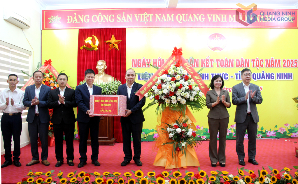 Lãnh đạo tỉnh Quảng Ninh tặng hoa chúc mừng Ngày hội đại đoàn kết toàn dân tộc tại xã Vĩnh Thực.