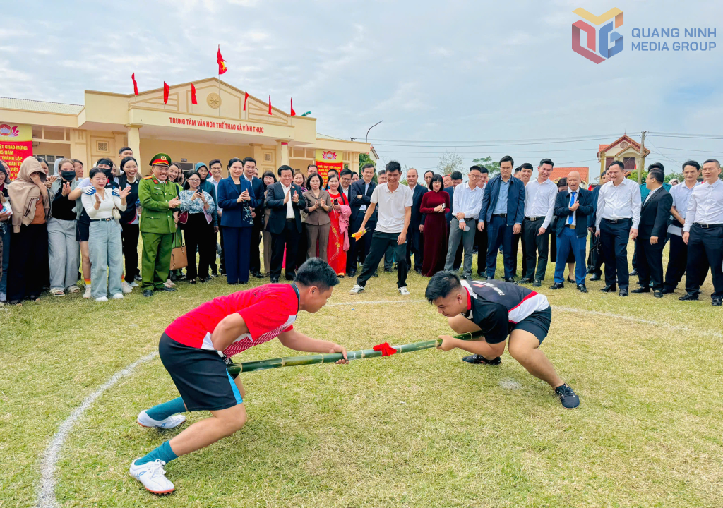 Nhân dân xã Vĩnh Thực tham gia các trò chơi dân gian tại Ngày hội.