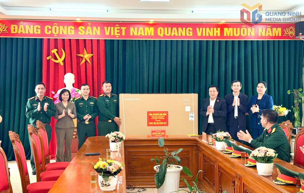 Đoàn công tác tặng quà bộ đội đảo Vĩnh Thực.