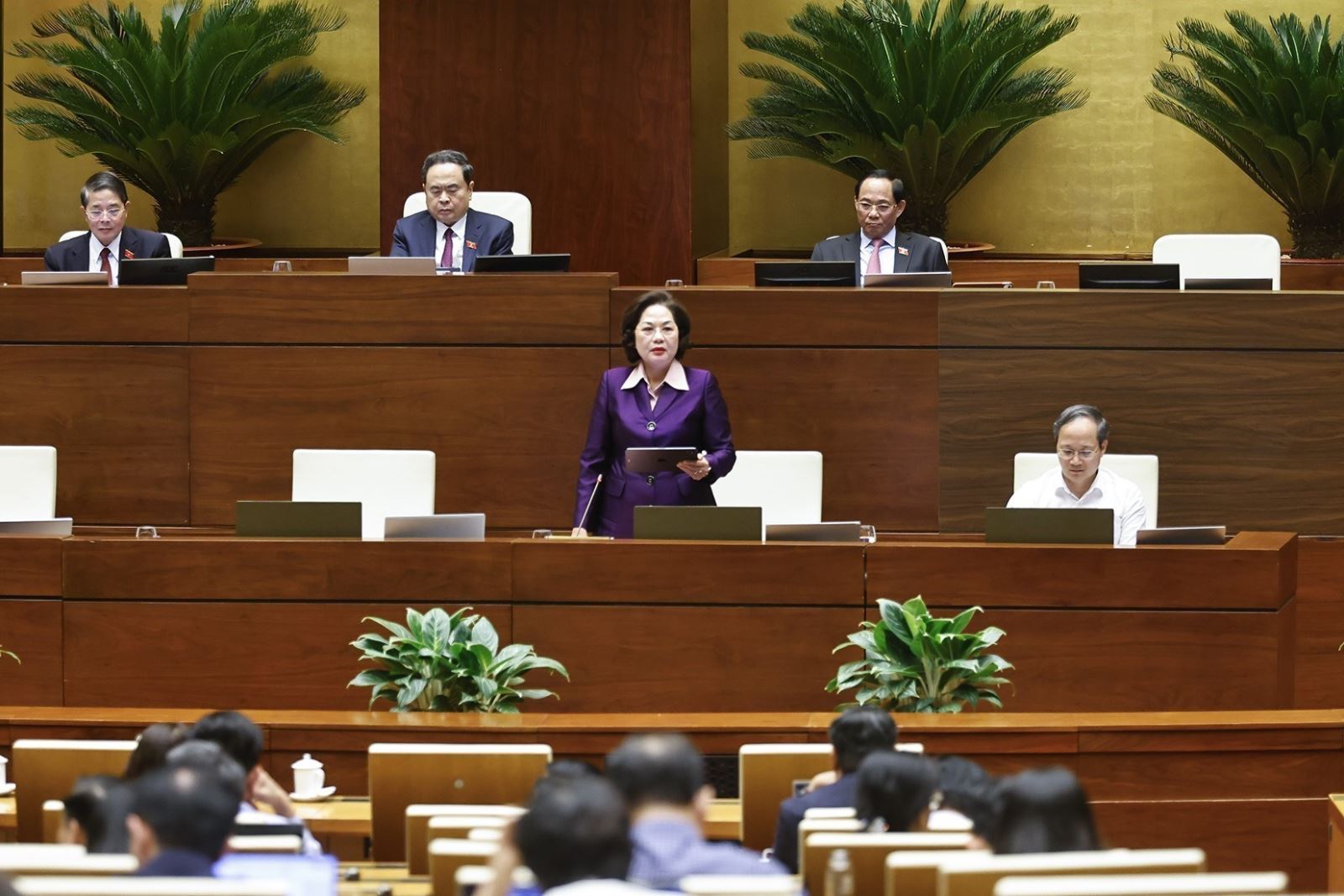 Thống đốc Ngân hàng Nhà nước Việt Nam Nguyễn Thị Hồng giải trình, làm rõ một số vấn đề đại biểu Quốc hội nêu. Ảnh: Doãn Tấn/TXVN Thống đốc Ngân hàng Nhà nước Việt Nam Nguyễn Thị Hồng giải trình, làm rõ một số vấn đề đại biểu Quốc hội nêu. Ảnh: Doãn Tấn/TXVN