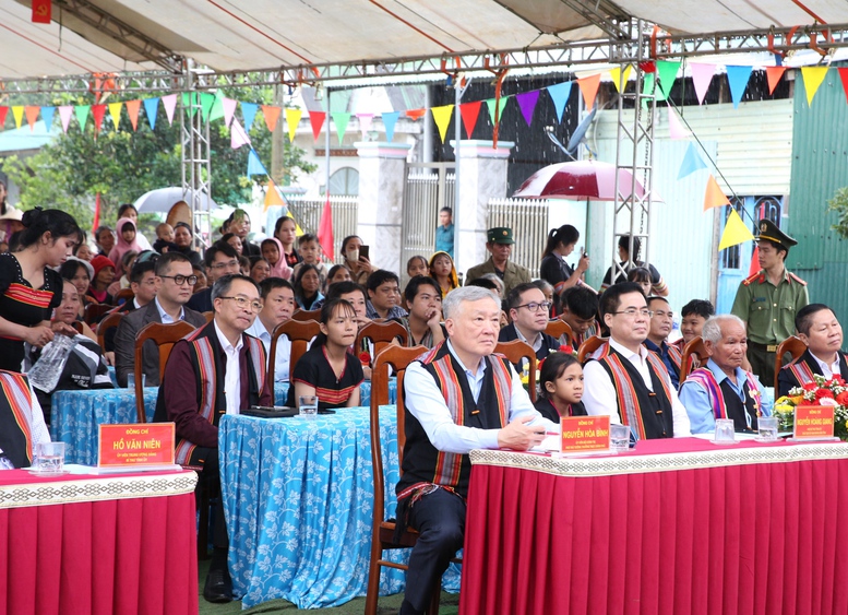 Phó Thủ tướng Thường trực Chính phủ Nguyễn Hòa Bình bày tỏ vui mừng khi thấy đời sống người dân thôn Chả Nhầy không ngừng được cải thiện, nâng cao - Ảnh: VGP/Nguyễn Hoàng Phó Thủ tướng Thường trực Chính phủ Nguyễn Hòa Bình bày tỏ vui mừng khi thấy đời sống người dân thôn Chả Nhầy không ngừng được cải thiện, nâng cao - Ảnh: VGP/Nguyễn Hoàng