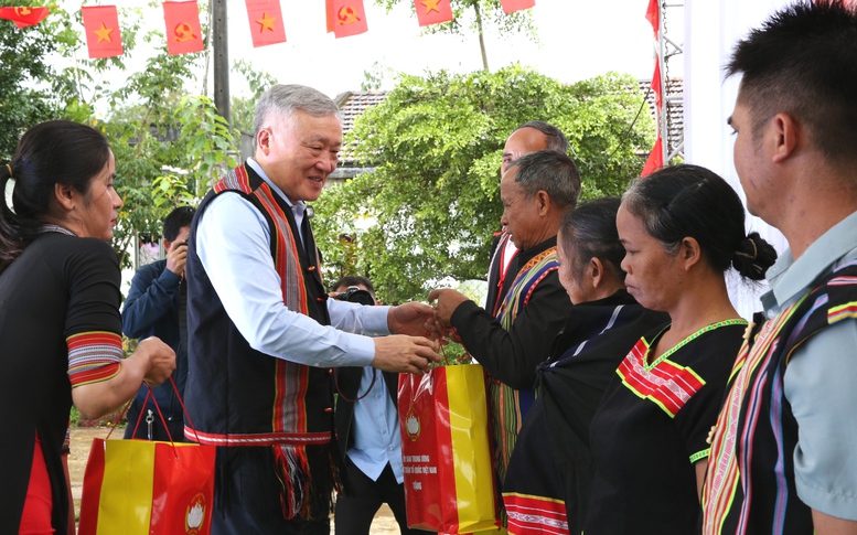 Phó Thủ tướng Thường trực Chính phủ Nguyễn Hòa Bình tặng quà cho các hộ gia đình chính sách, gia đình tiêu biểu trên địa bàn - Ảnh: VGP/Nguyễn Hoàng Phó Thủ tướng Thường trực Chính phủ Nguyễn Hòa Bình tặng quà cho các hộ gia đình chính sách, gia đình tiêu biểu trên địa bàn - Ảnh: VGP/Nguyễn Hoàng