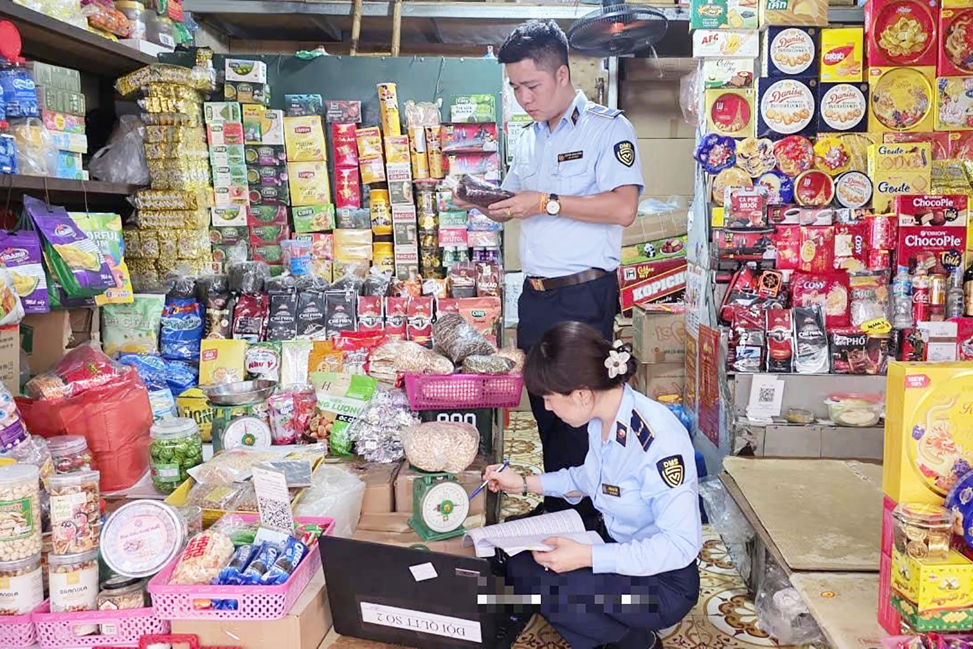 Lực lượng quản lý thị trường Hà Nội kiểm tra các cửa hàng kinh doanh bánh kẹo trên địa bàn. Ảnh: trường số 2