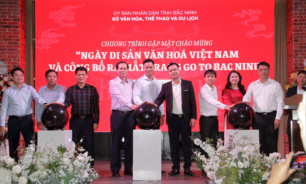 Các đại biểu thực hiện nghi thức ra mắt trang “Go to Bac Ninh”.