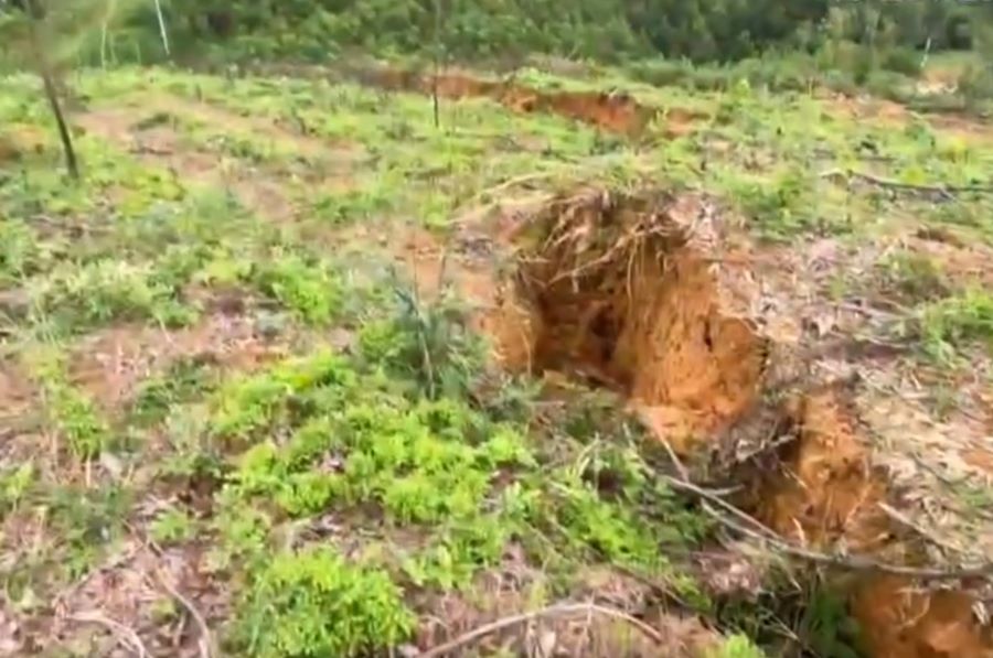 Vết nứt dài hơn 150m, sụt lún từ 0,8m - 1m.