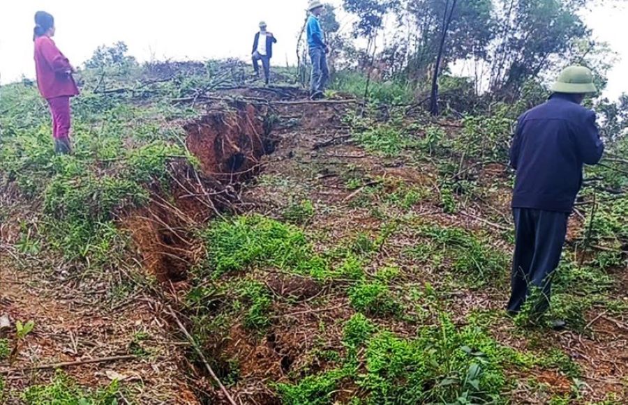 Hiện trường vết nứt kéo dài trên núi ở thôn Quyết Thắng, xã Sơn Kim 2.