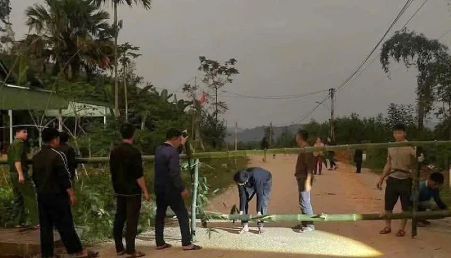 Chính quyền lập rào chắn, sơ tán 2 hộ dân đến nơi an toàn.