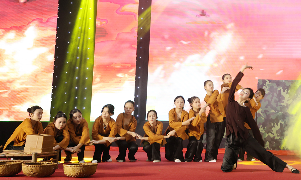 Thí sinh Đoàn Ngọc Trang được trao giải Quán quân với tiết mục múa 