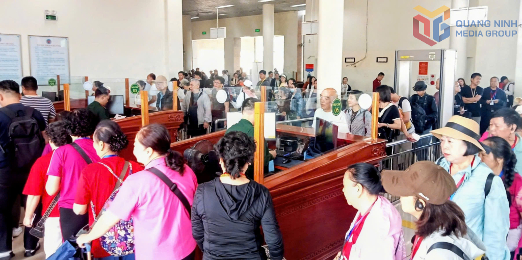 Hoạt động xuất nhập cảnh tại Cửa khẩu Quốc tế Móng Cái.