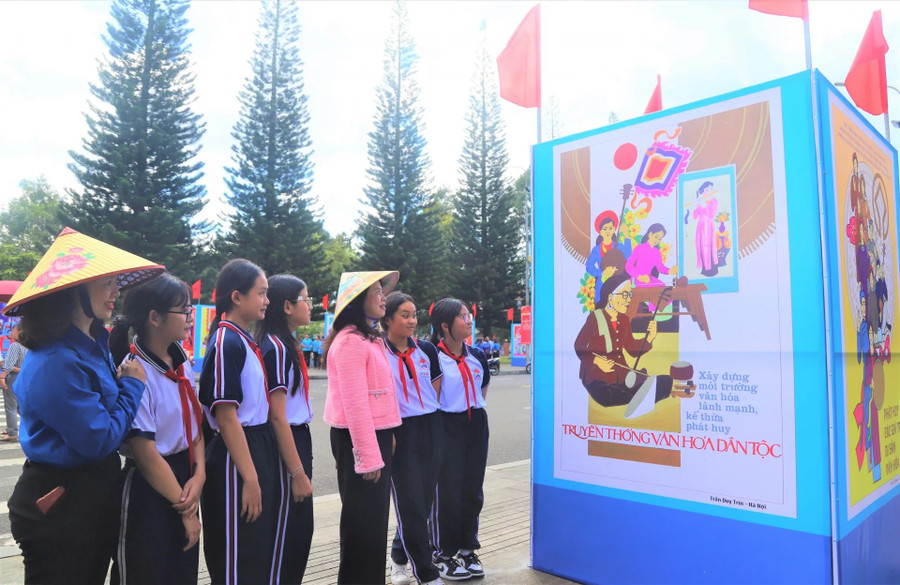 Trưng bày tranh cổ động nếp sống văn minh tại Bắc Ninh