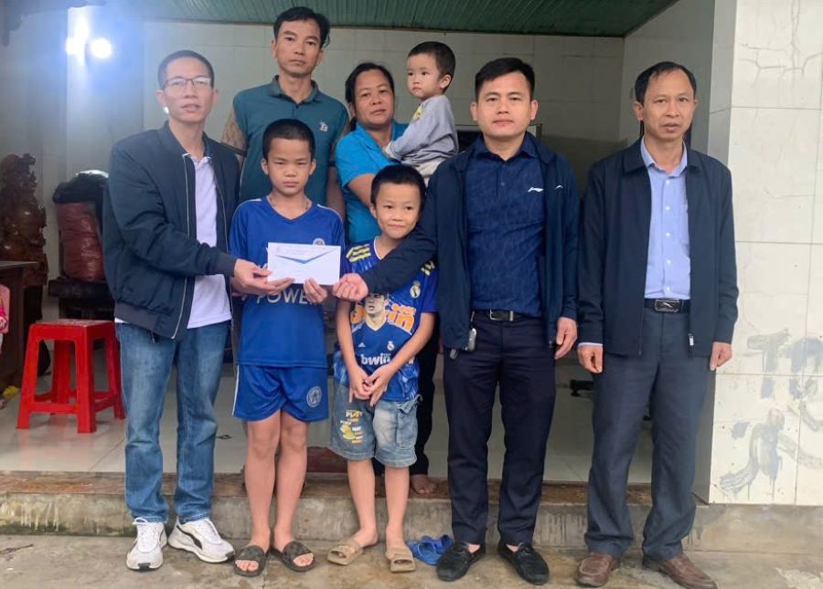 BTC giải cùng đại diện chính quyền địa phương động viên, trao quà cho 3 cháu nhỏ Minh Tuệ, Chính Sang và Thiên Phú bị ung thư máu.