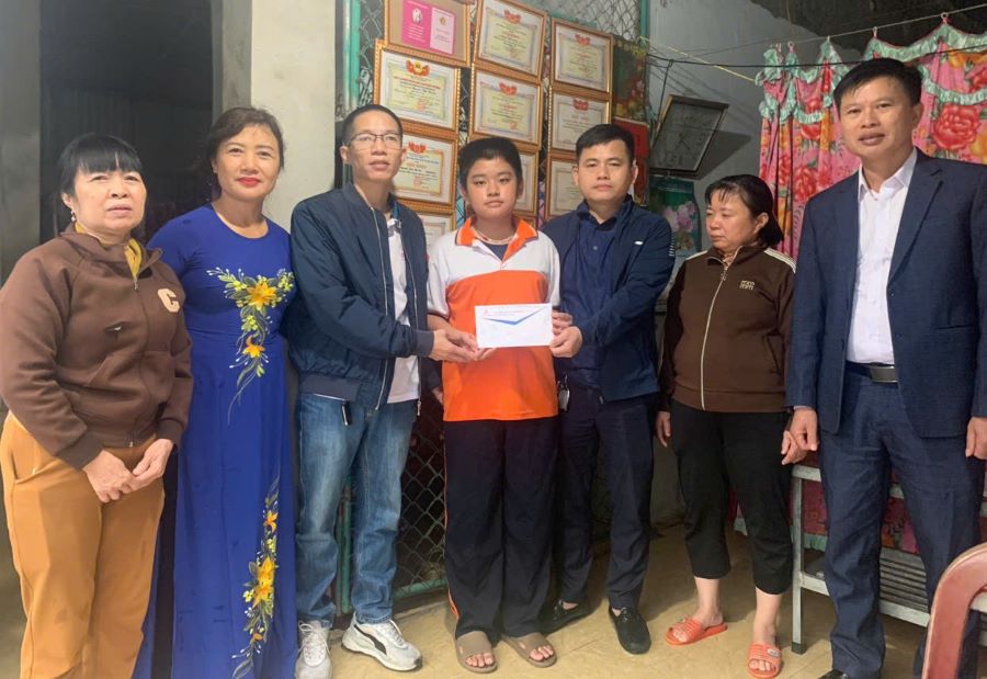 BTC giải cùng đại diện chính quyền địa phương động viên, trao quà cho 2 cháu Hoàng Anh và Bá Sơn.