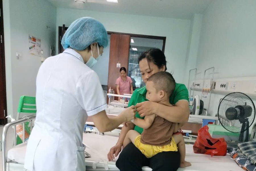 Cháu Thiên Phú hiện thường xuyên phải ra Hà Nội để chăm sóc và điều trị.