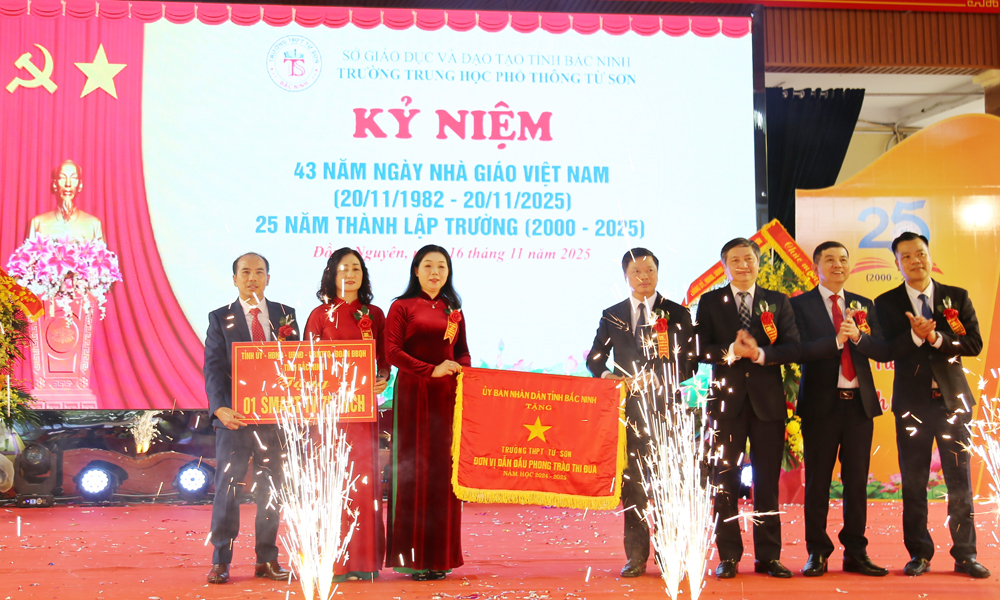 Trao cờ Đơn vị dẫn đầu phong trào thi đua năm học 2024 - 2025 của UBND tỉnh cho Trường Trung học phổ thông Từ Sơn.