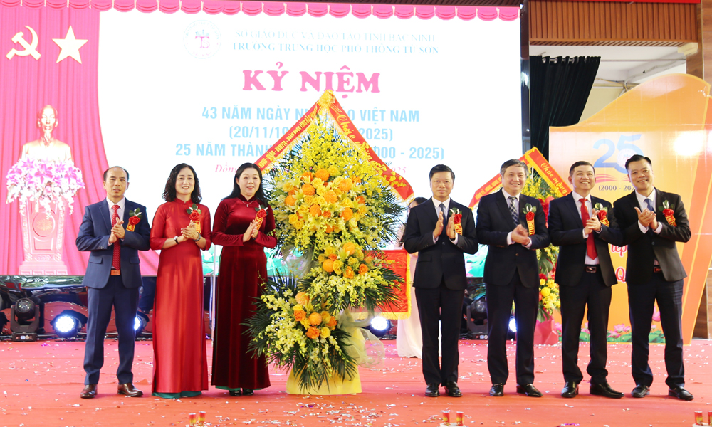 Các đồng chí lãnh đạo tỉnh, các ngành tặng hoa chúc mừng Trường Trung học phổ thông Từ Sơn.