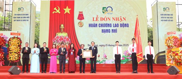 Thừa ủy quyền của Chủ tịch nước, Thứ trưởng Thường trực Bộ Giáo dục và Đào tạo Phạm Ngọc Thưởng (thứ 4, bên sang sang) trao Huân chương Lao động hạng Nhì cho Trường Đại học Sư phạm Đà Nẵng. Thừa ủy quyền của Chủ tịch nước, Thứ trưởng Thường trực Bộ Giáo dục và Đào tạo Phạm Ngọc Thưởng (thứ 4, bên sang sang) trao Huân chương Lao động hạng Nhì cho Trường Đại học Sư phạm Đà Nẵng.