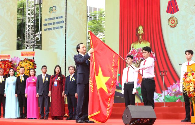 Thứ trưởng Thường trực Bộ Giáo dục và Đào tạo Phạm Ngọc Thưởng cài Huân chương lên cờ truyền thống của nhà trường . Thứ trưởng Thường trực Bộ Giáo dục và Đào tạo Phạm Ngọc Thưởng cài Huân chương lên cờ truyền thống của nhà trường .