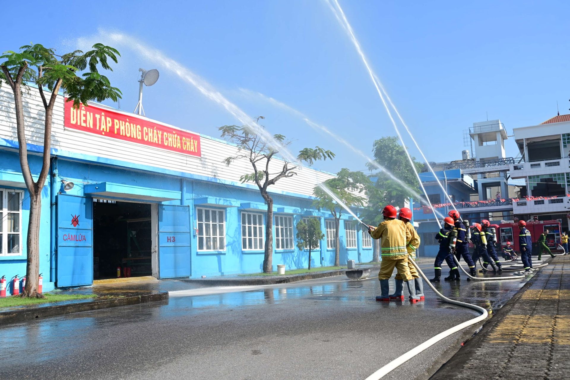Đội chữa ch&aacute;y v&agrave; cứu nạn, cứu hộ cơ sở v&agrave; Đội Chữa ch&aacute;y v&agrave; Cứu nạn cứu hộ khu vực 1 phối hợp chữa ch&aacute;y v&agrave; cứu hộ.