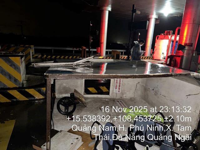 Trạm thu phí Tam Kỳ trên cao tốc Đà Nẵng – Quảng Ngãi bị tốc mái, sập cabin gây tê liệt hệ thống thu phí.