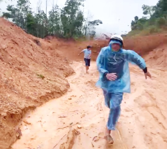 Người dân tháo chạy thục mạng khi sạt lở đất trên tuyến đường quốc lộ 40B qua địa bàn xã Nam Trà My - Ảnh: Đ.DƯƠNG