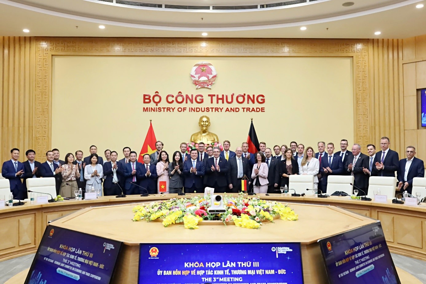 Tham dự Khóa họp có đại diện các Đơn vị thuộc Bộ Công Thương và Bộ Kinh tế và Năng lượng Đức (BMWE), các bộ, ngành liên quan và đông đảo cộng đồng doanh nghiệp hai nước. Tham dự Khóa họp có đại diện các Đơn vị thuộc Bộ Công Thương và Bộ Kinh tế và Năng lượng Đức (BMWE), các bộ, ngành liên quan và đông đảo cộng đồng doanh nghiệp hai nước.