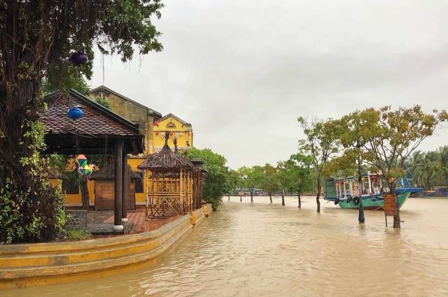 Nhiều tuyến đường tại phố cổ Hội An ngập lũ.