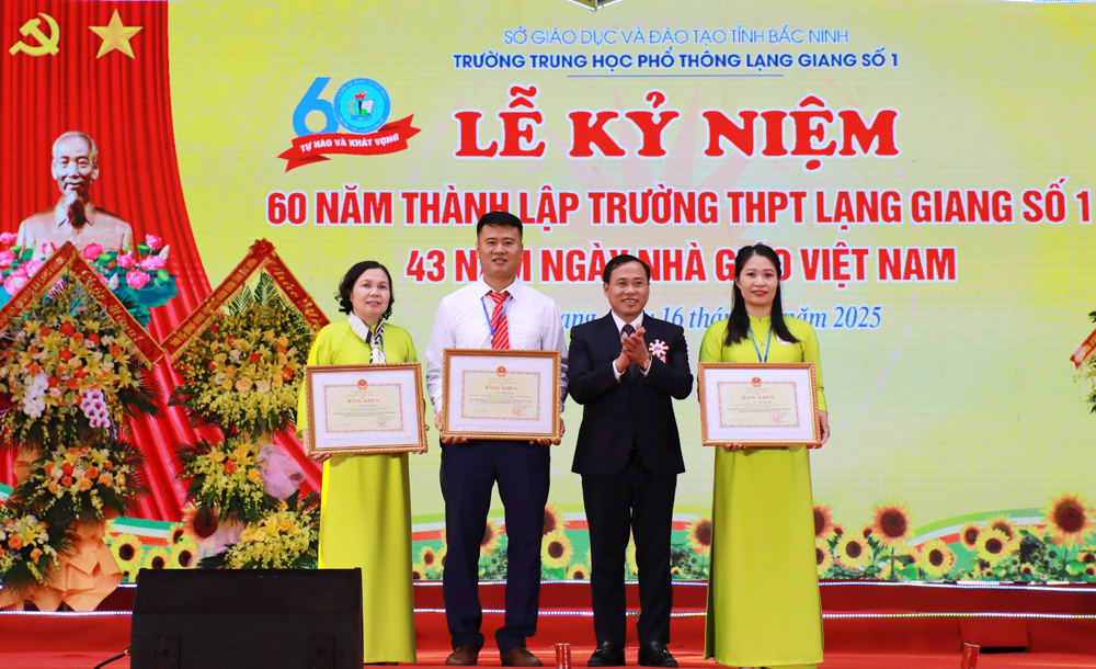 Lãnh đạo Sở Giáo dục và Đào tạo trao Bằng khen của Bộ trưởng Bộ Giáo dục và Đào tạo cho giáo viên đạt thành tích xuất sắc.