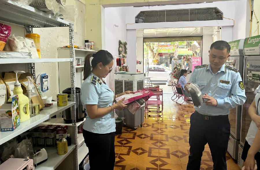 Lực lượng QLTT tỉnh Sơn La kiểm tra cơ sở kinh doanh