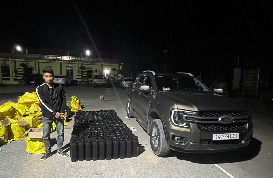 Đối tượng Hoàng Văn Xuân và tang vật. Ảnh: Đơn vị cung cấp