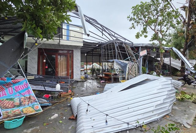 Đà Nẵng: Lốc xoáy trong đêm, hàng chục ngôi nhà tốc mái, 2 người bị thương