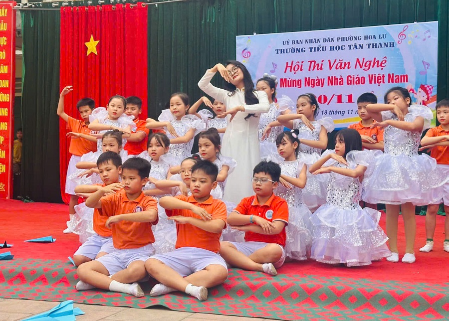 Cô và trò Trường Tiểu học Tân Thành cùng hòa mình trong một tiết mục múa tập thể. Từng động tác của các em đều có sự hướng dẫn, truyền lửa từ cô giáo chủ nhiệm