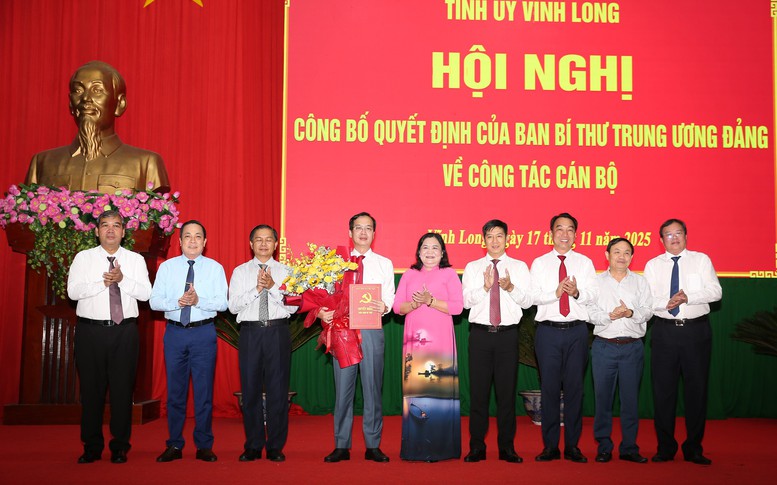 Các đồng chí lãnh đạo chúc mừng tân Phó Bí thư Tỉnh ủy Vĩnh Long Trần Trí Quang - Ảnh: VGP/LS