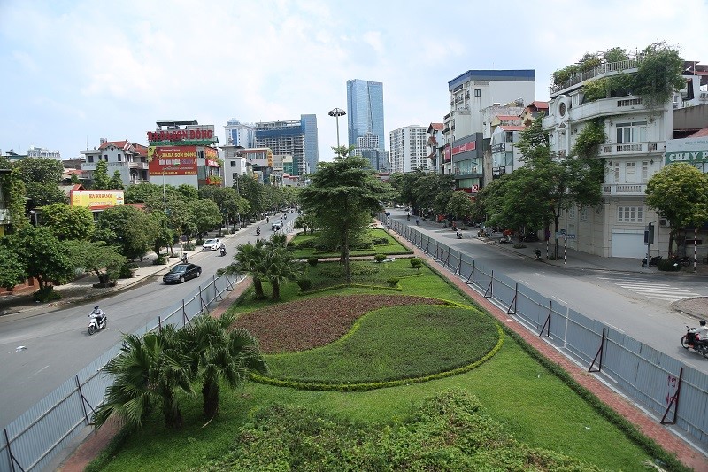 Trang trí cây xanh trên dải phân cách – Thay đổi nhỏ làm đẹp cảnh quan nhiều tuyến đường Hà Nội