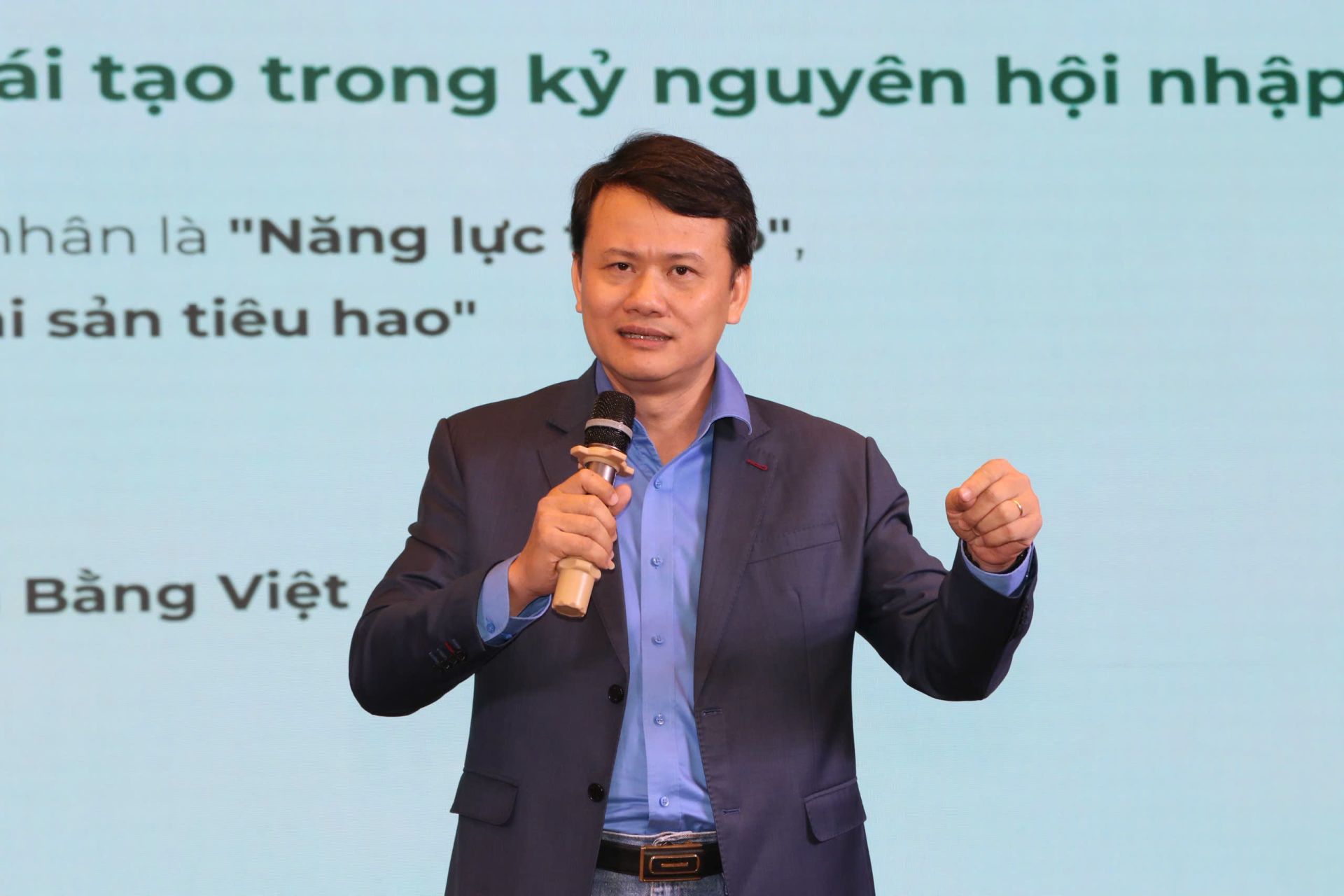 Diễn giả Trần Bằng Việt trình bày tại chương trình.