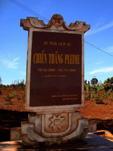 Bia di t&iacute;ch lịch sử Chiến thắng Plei Me. Ảnh: L-N
