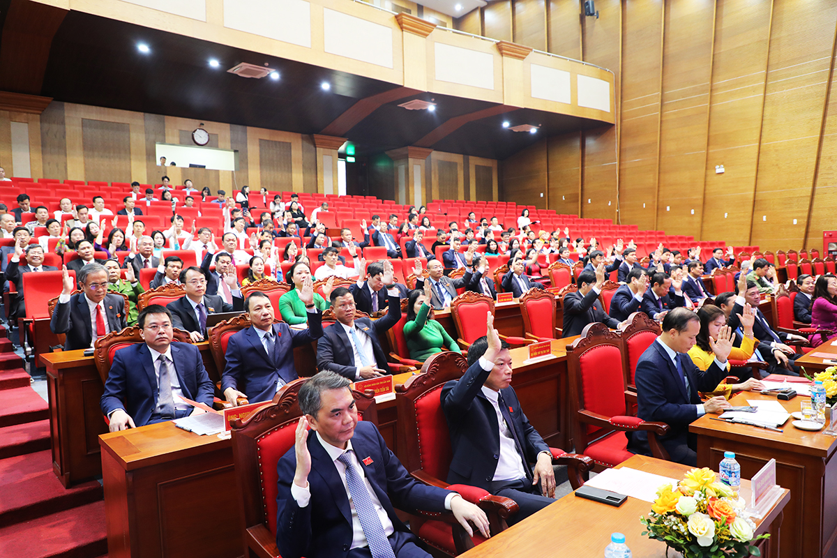 Các đại biểu biểu quyết thông qua dự thảo Nghị quyết Kỳ họp. Các đại biểu biểu quyết thông qua dự thảo Nghị quyết Kỳ họp.