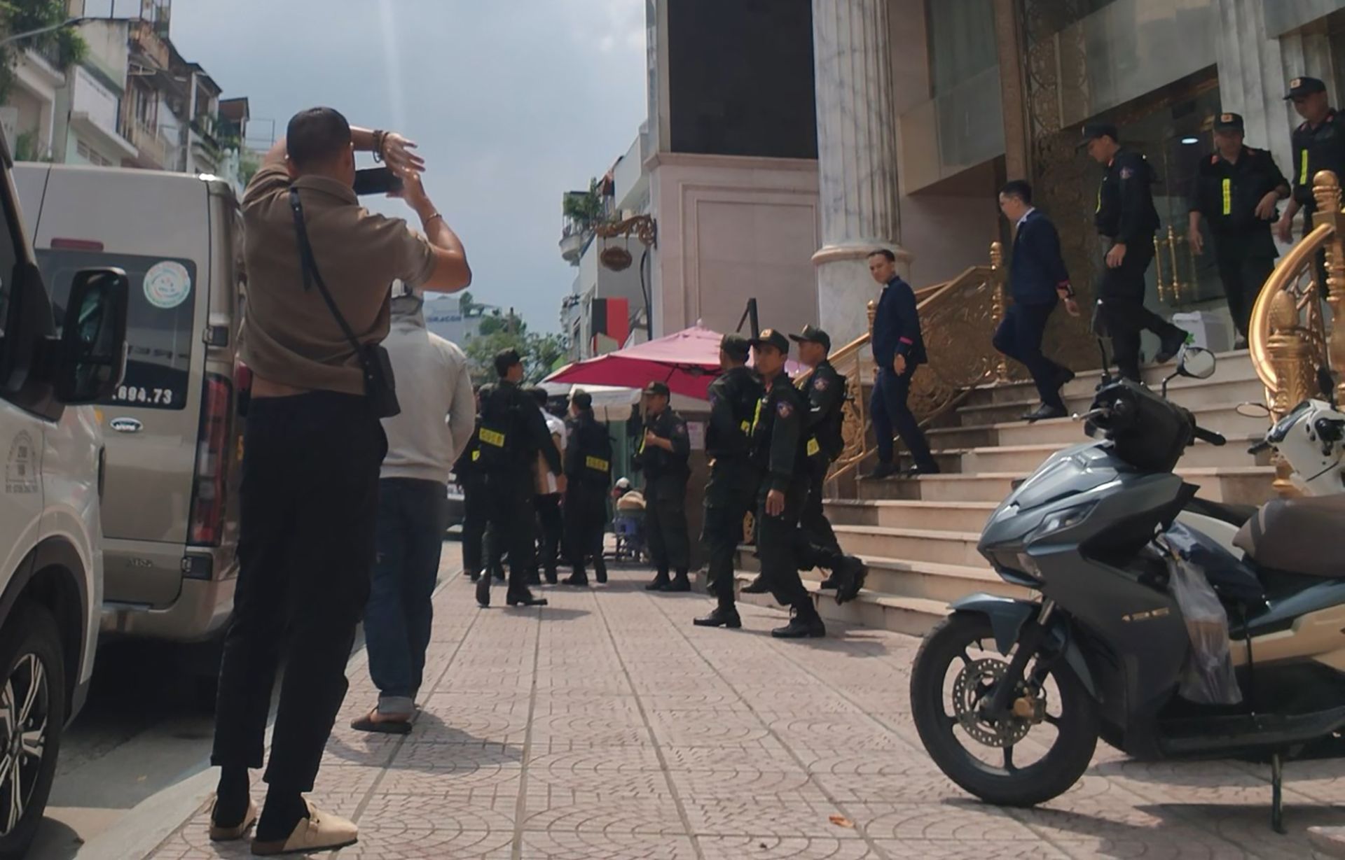 Lực lượng chức năng kiểm tra một cơ sở trong chuỗi thẩm mỹ viện Mailisa