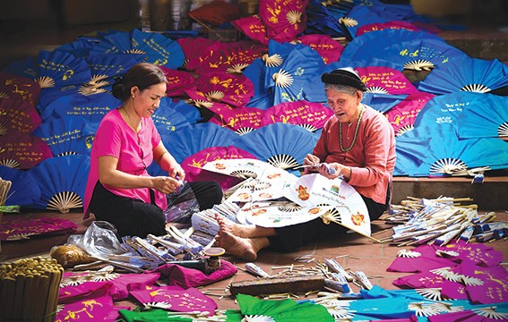 Người thợ Chàng Sơn tỉ mỉ vót nan và hoàn thiện từng chi tiết để tạo nên những chiếc quạt thủ công tinh tế.