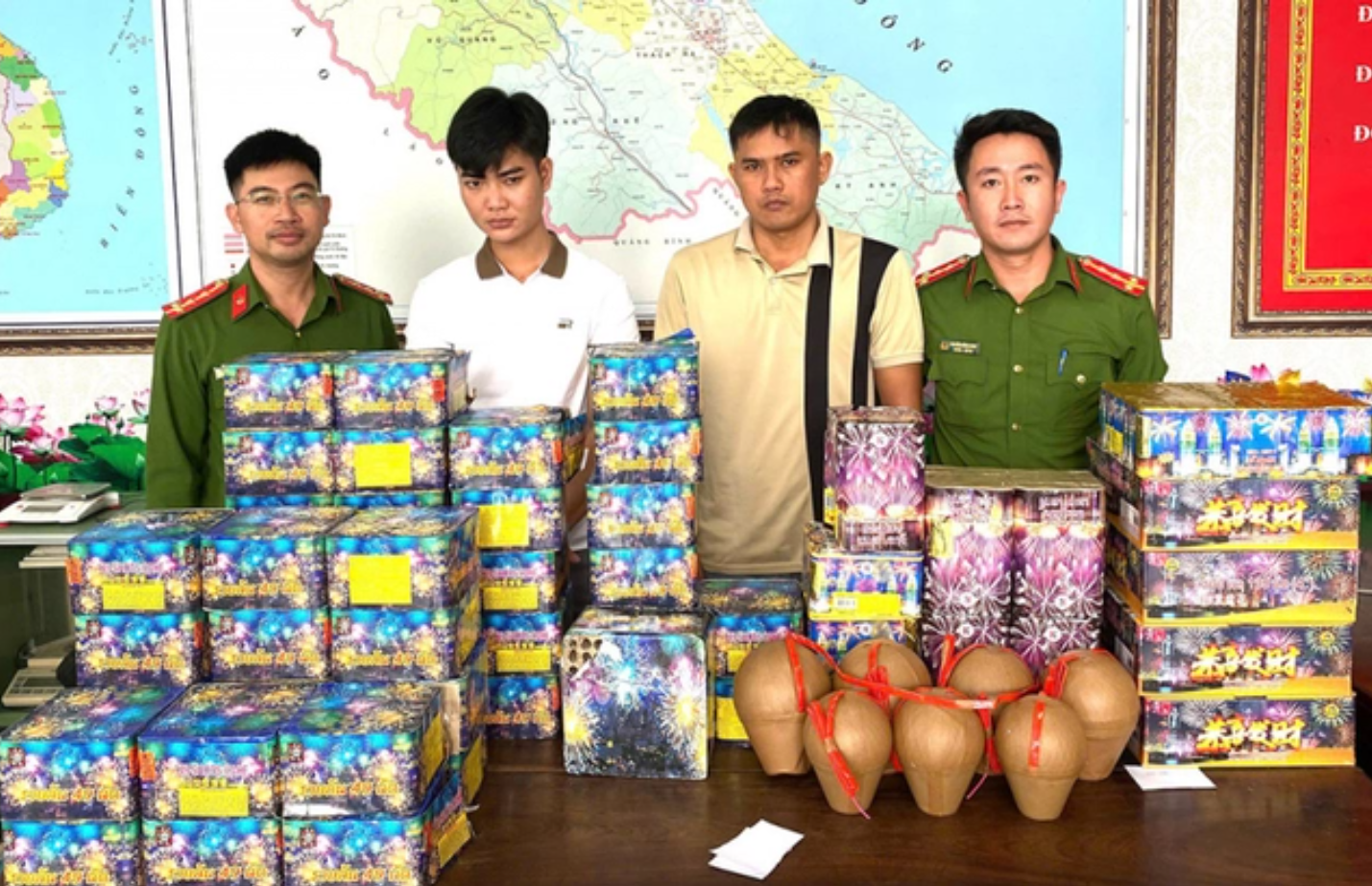 Đối tượng v&agrave; tang vật trong đường d&acirc;y bu&ocirc;n b&aacute;n ph&aacute;o nổ qua Telegram vừa bị C&ocirc;ng an H&agrave; Tĩnh b&oacute;c gỡ. Ảnh: CA H&agrave; Tĩnh