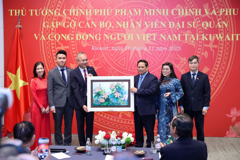Thủ tướng và phu nhân tặng quà cho đại sứ quán Việt Nam tại Kuwait - Ảnh: VGP/Nhật Bắc