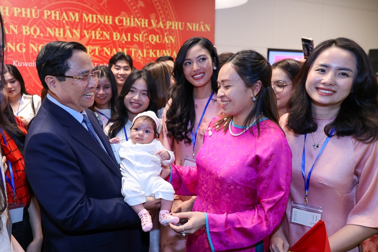 Thủ tướng và bà con kiều bào - Ảnh: VGP/Nhật Bắc