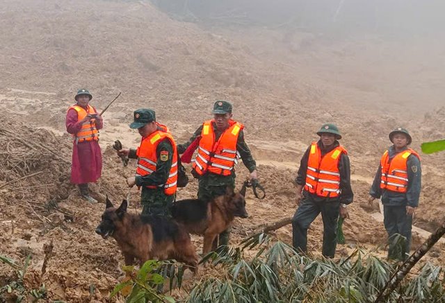 Đội công tác của Bộ đội Biên phòng mang theo chó nghiệp vụ tiếp cận hiện trường sạt lở.