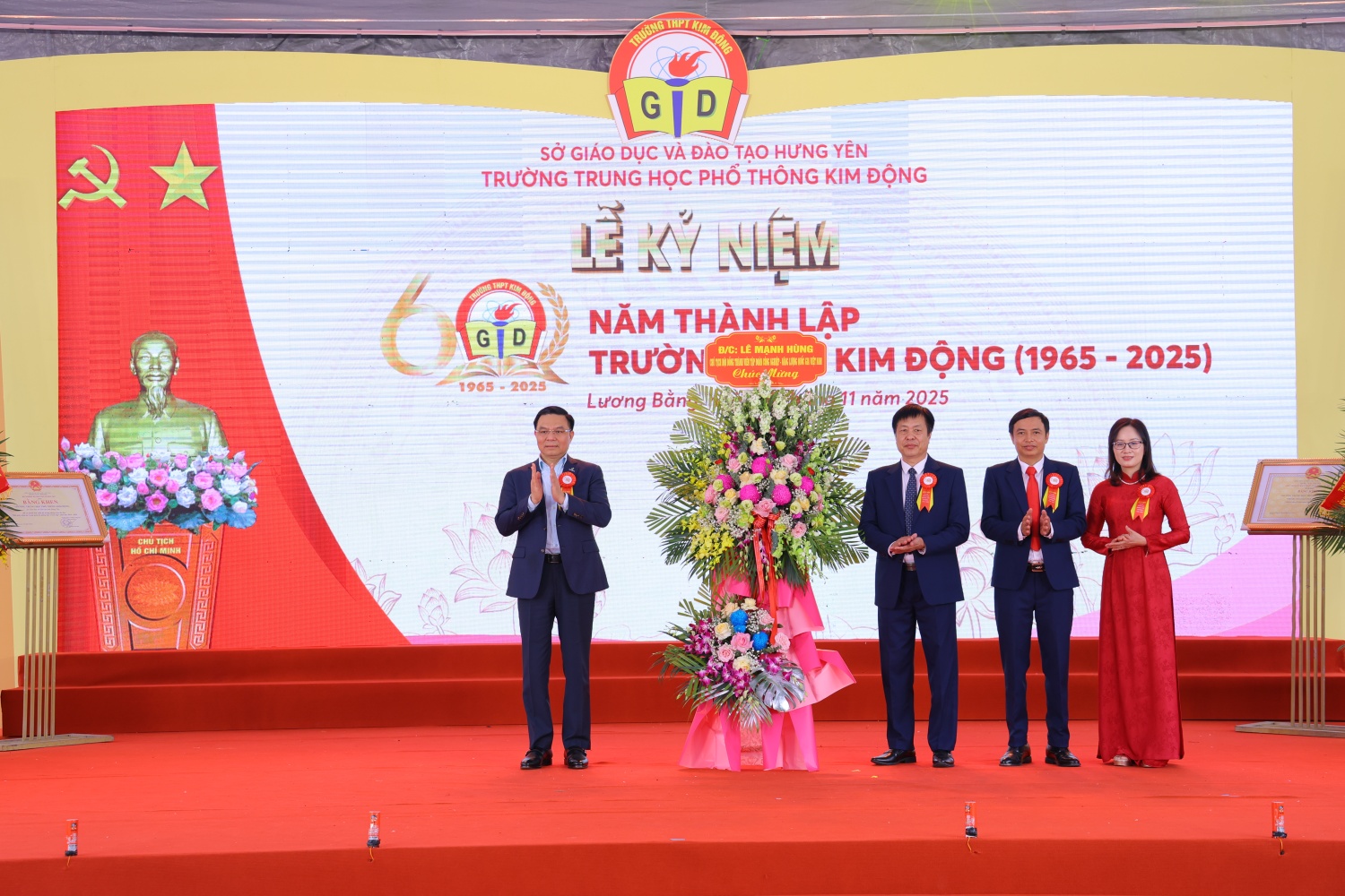 Chủ tịch HĐTV Petrovietnam Lê Mạnh Hùng tặng hoa chúc mừng thầy và trò Trường THPT Kim Động nhân dịp 60 năm thành lập trường