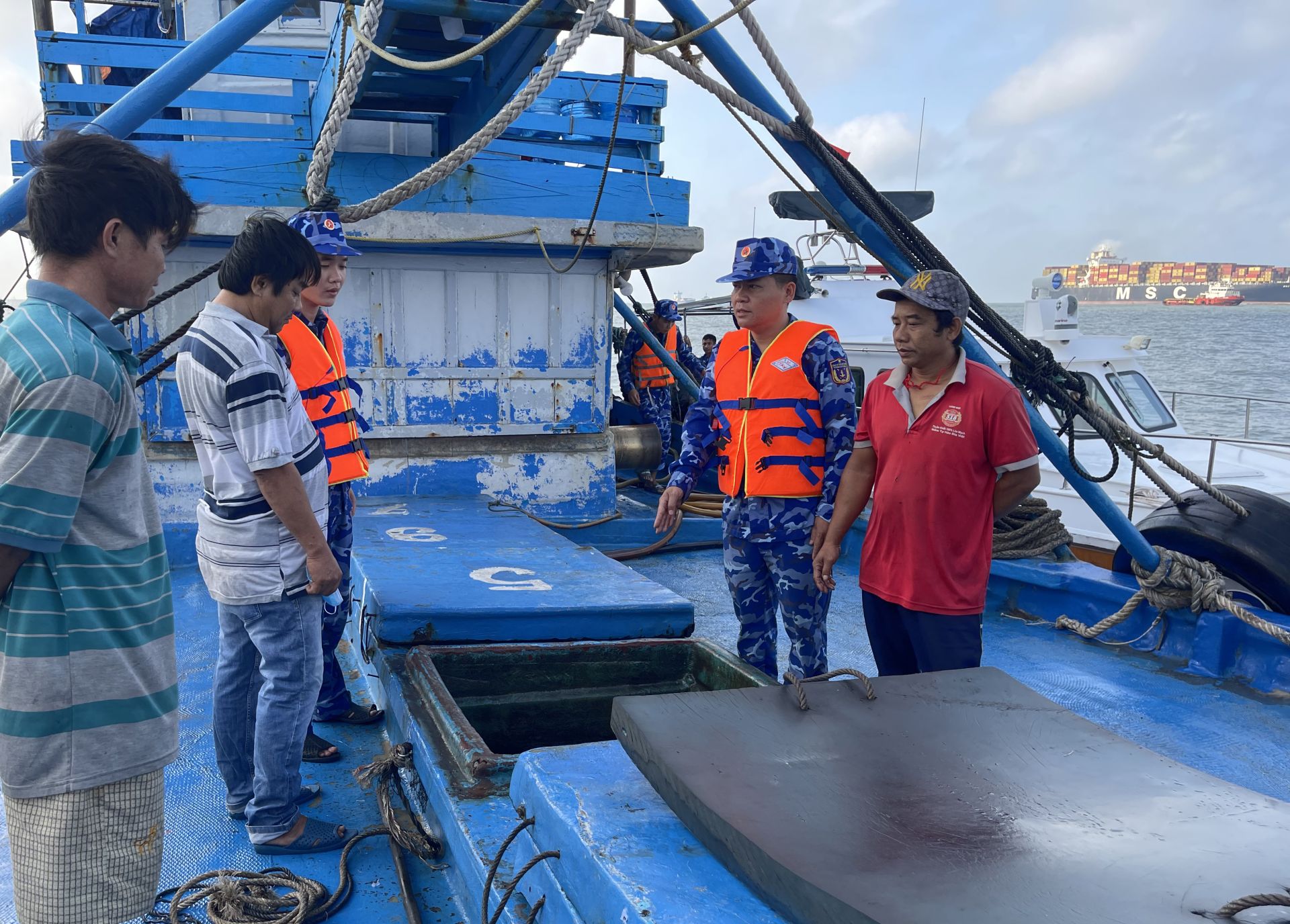 Kiểm tra hàng hóa trên tàu vi phạm