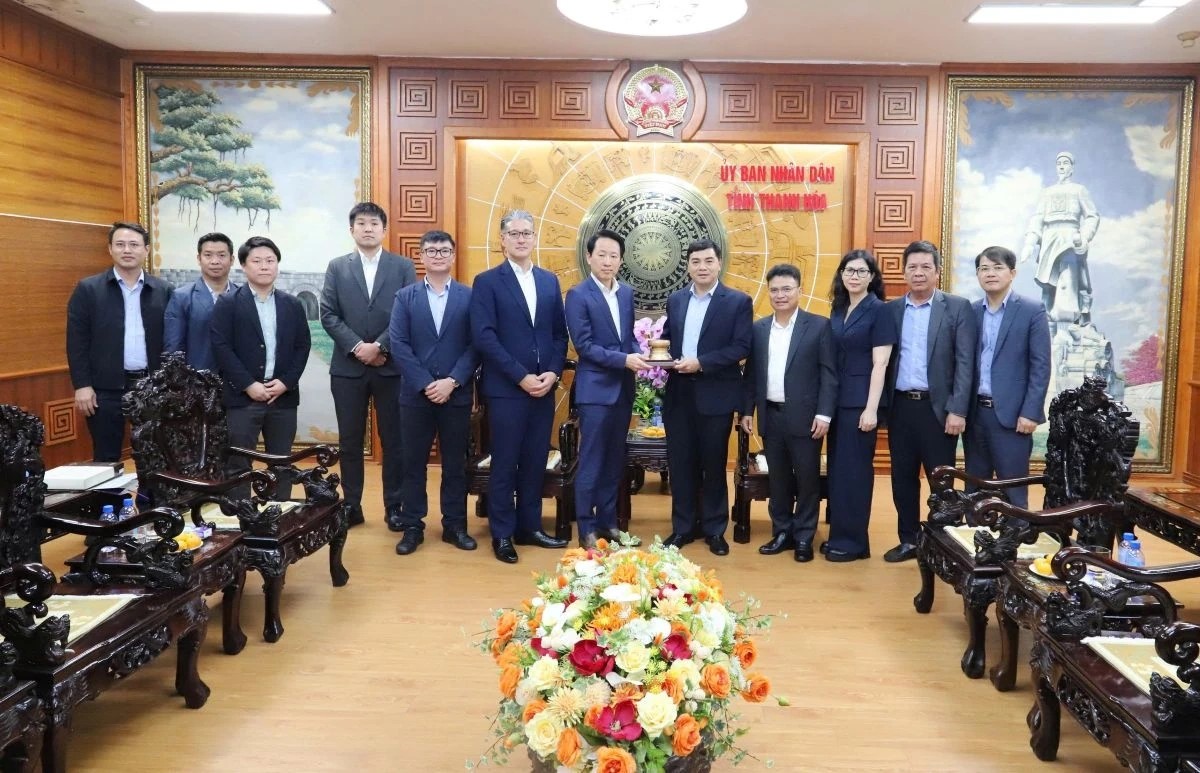 Chủ tịch UBND tỉnh Thanh Hóa Nguyễn Hoài Anh tặng quà lưu niệm cho lãnh đạo Tập đoàn Sumitomo.