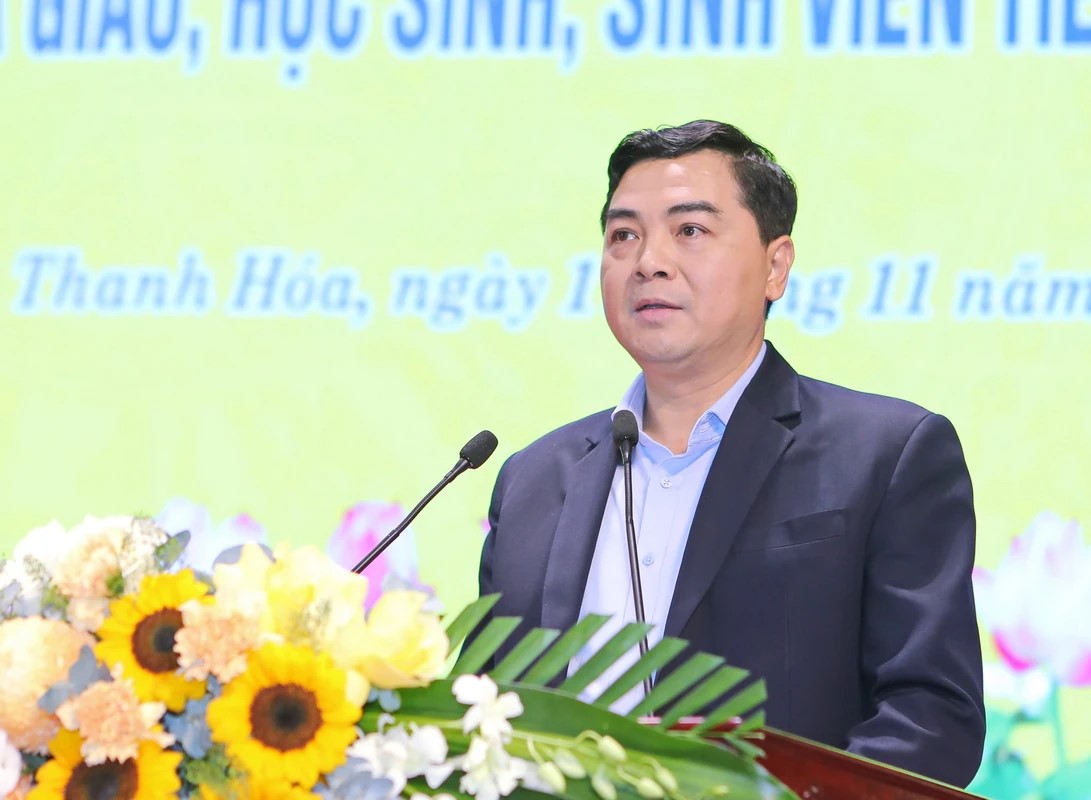 Chủ tịch UBND tỉnh Nguyễn Hoài Anh phát biểu tại buổi gặp mặt.