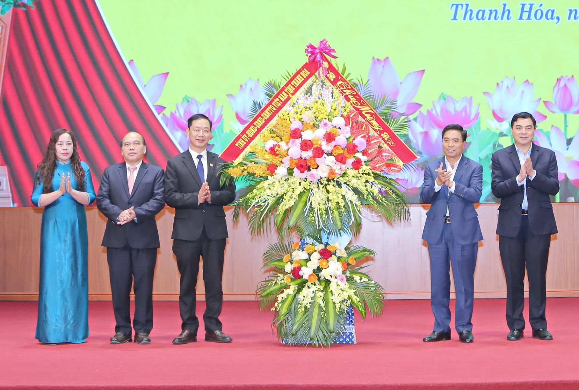 Bí thư Tỉnh ủy Nguyễn Doãn Anh và Chủ tịch UBND tỉnh Nguyễn Hoài Anh, thay mặt Tỉnh ủy, HĐND, UBND, Ủy ban MTTQ tỉnh tặng lẵng hoa chúc mừng ngành Giáo dục và Đào tạo tỉnh Thanh Hóa.